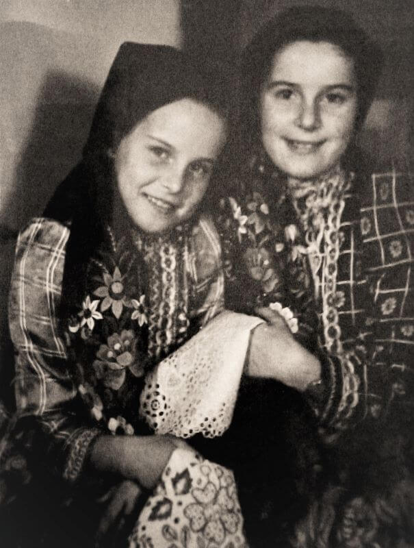 Dcery Anny Kabourkové - Anna a Marie - Anna vpravo drží svatební šáteček maminky
