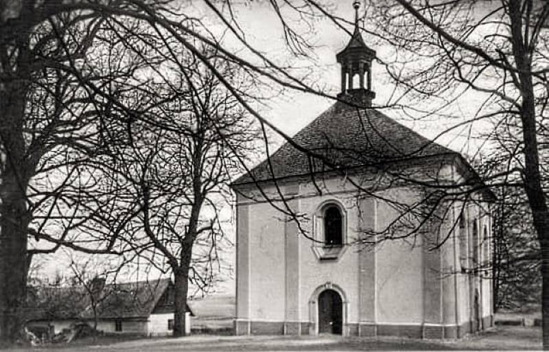 Vchod do kostela - v pozadí hájovna