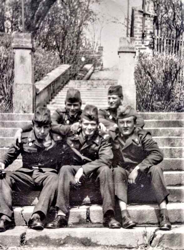 Vojáci domažlické posádky na schodech Hanova parku