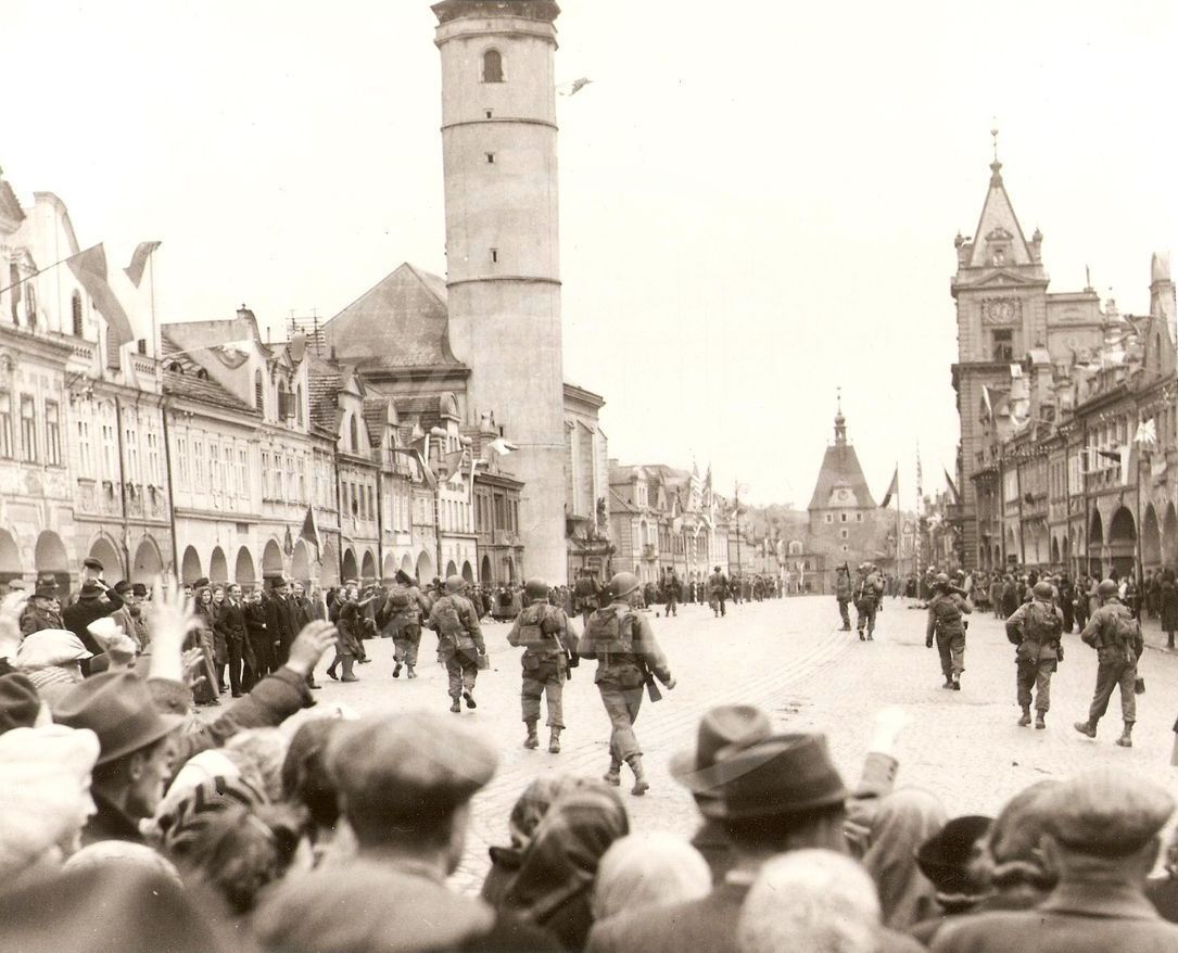 190217-13. Domažlice. Náměstí Míru. U.S. Army 5. května 1945.