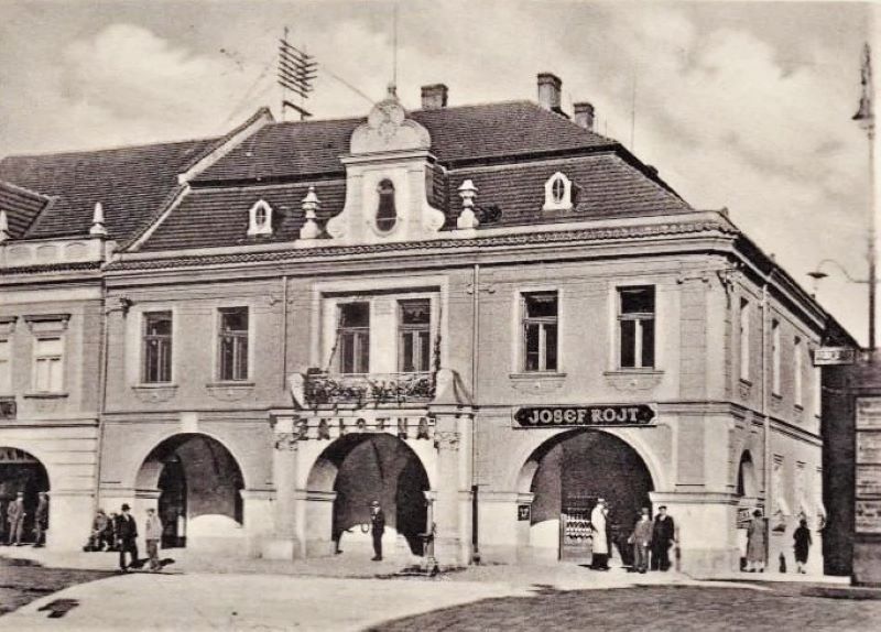 Záložna - dnes č.p. 131 - rohový dům mezi náměstím a Kostelní ulicí