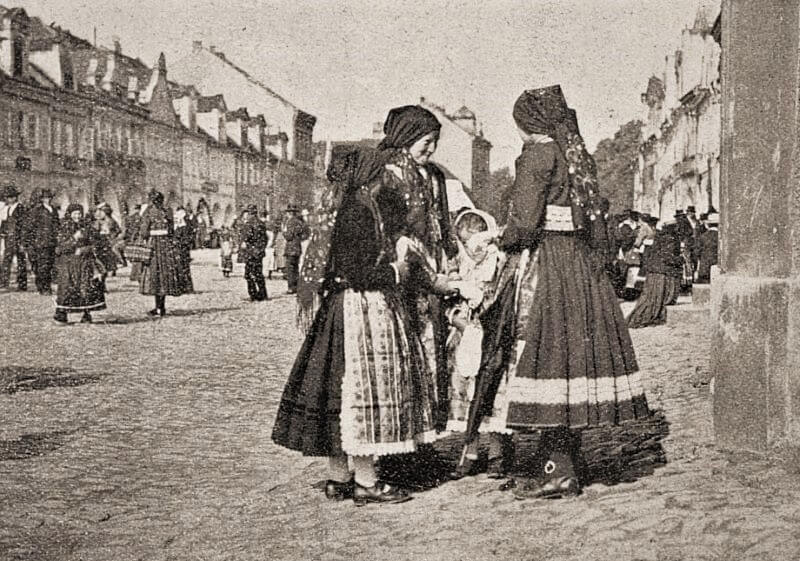 Vesnické ženy s dětmi na domažlickém náměstí