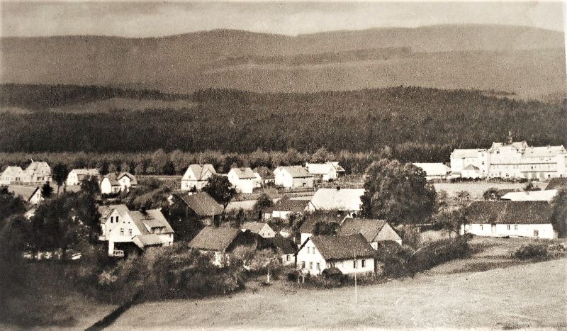 Obec s hotelem Praha v pozadí vpravo