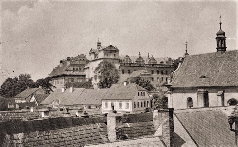 Neobvyklý pohled na zámek - vpravo kostel sv. Petra a Pavla na náměstí