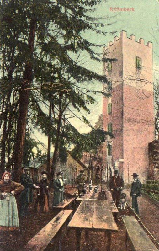 Turisté u věže, vlevo klíčnice hradu Kateřina Pešková