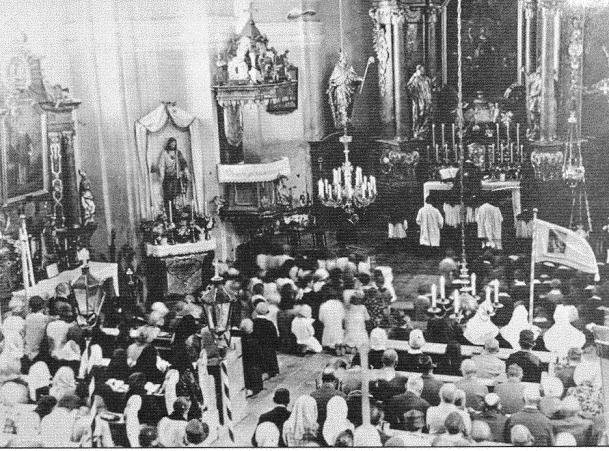 Interiér kostela svaté Barbory při bohoslužbě v r. 1938