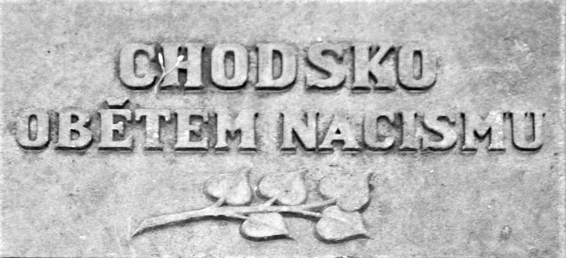 Detail nápisové desky pomníku