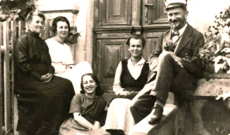 Rodina řídícího učitele Josefa Knedlhanse před jeho matiční menšinovou českou školou