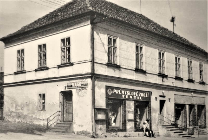Stará německá škola čp. 43 využívaná jako obchod