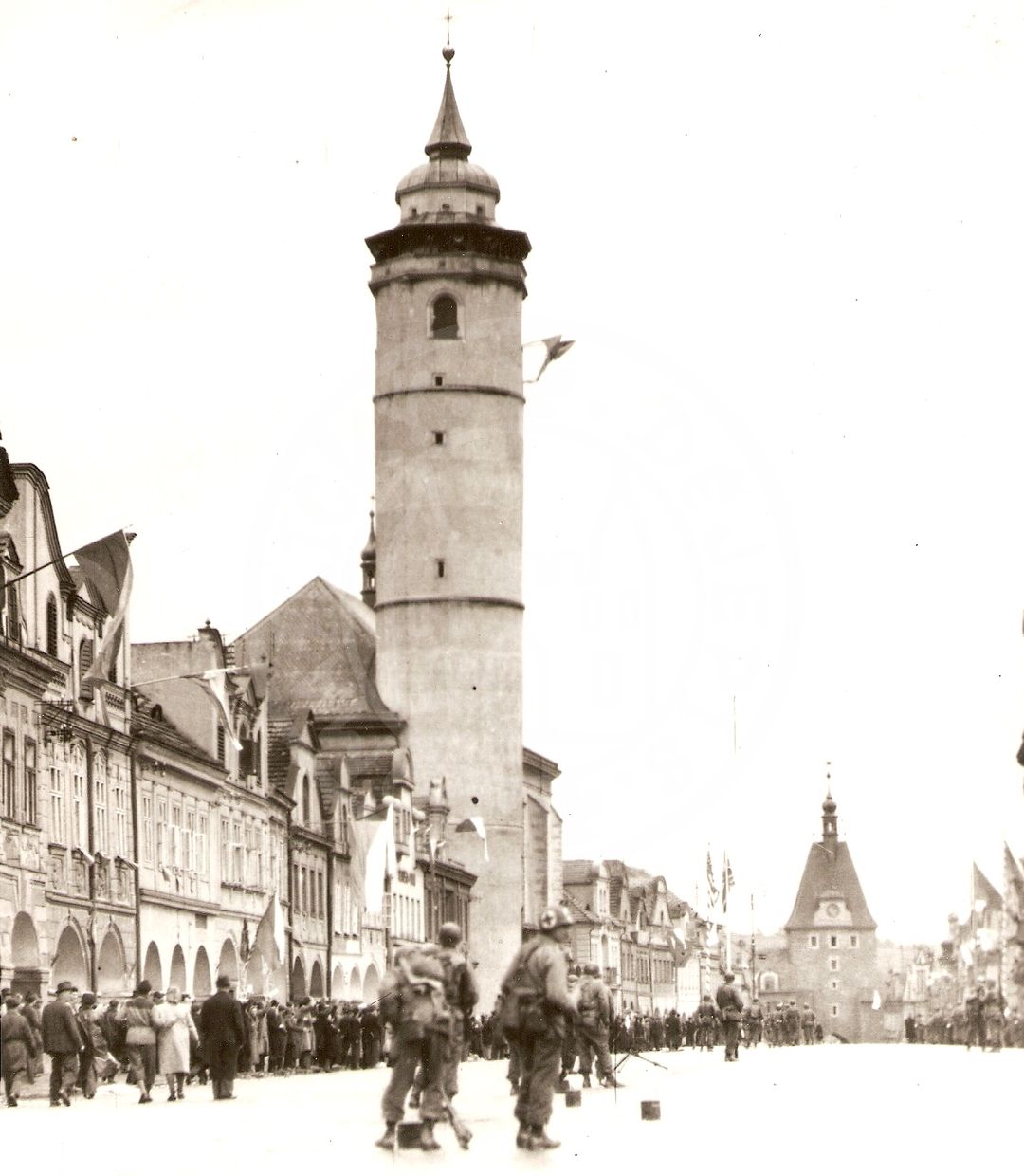 190217-16. Domažlice. Náměstí Míru. U.S. Army. 5. května 1945. (2)