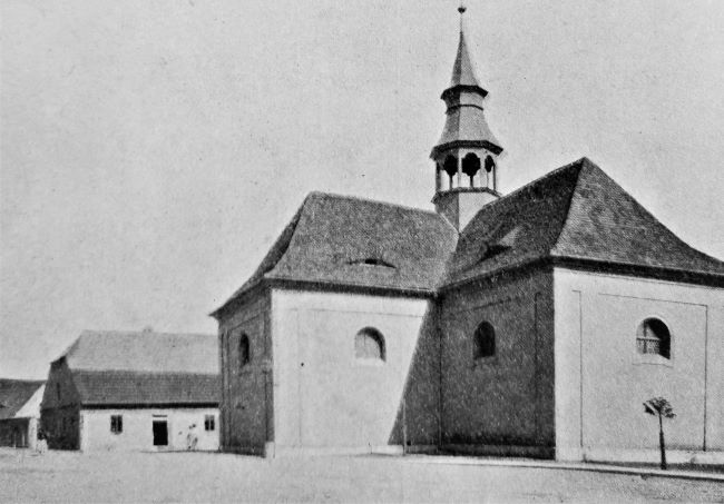Za kostelem stojí starý špitál zbořený v r. 1905