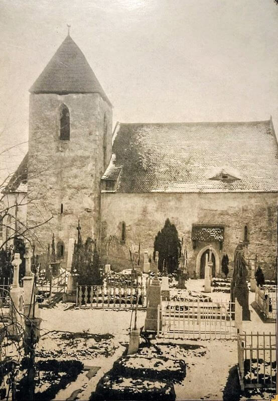 Kostel se hřbitovem