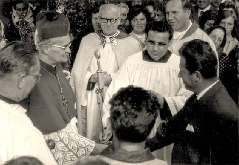 Biřmování v kostele sv. Kunhuty za přítomnosti českobudějovického biskupa Josefa Hloucha (4)