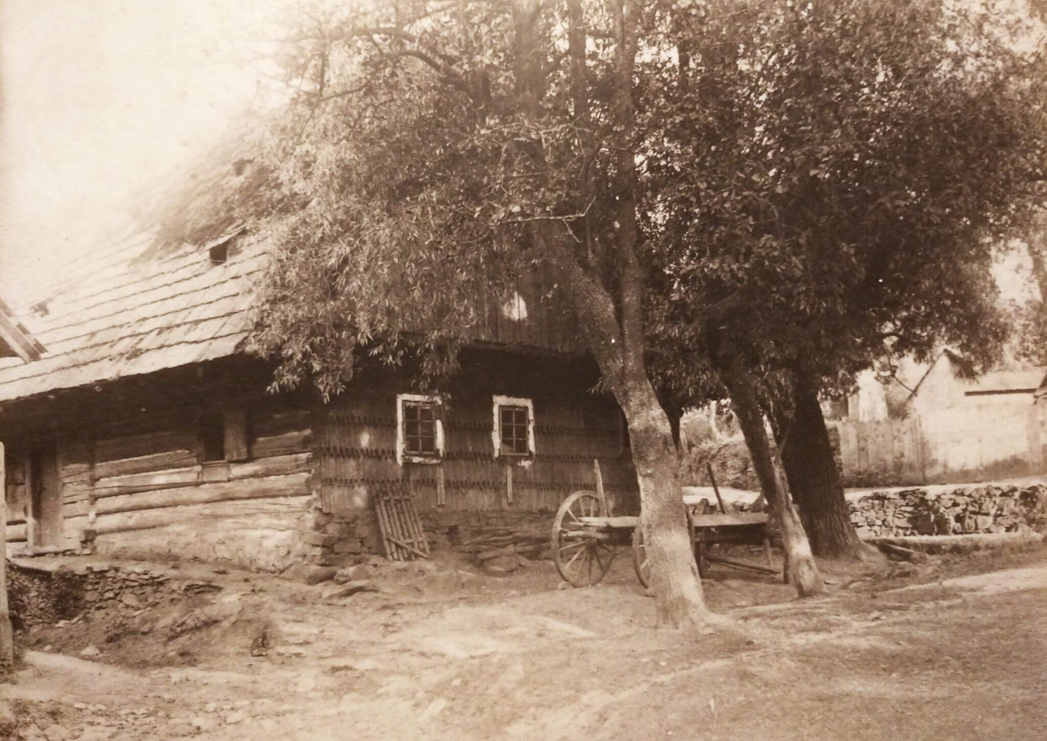 Chaloupka pobitá šindely na návětrné straně z důvodu ochrany domu