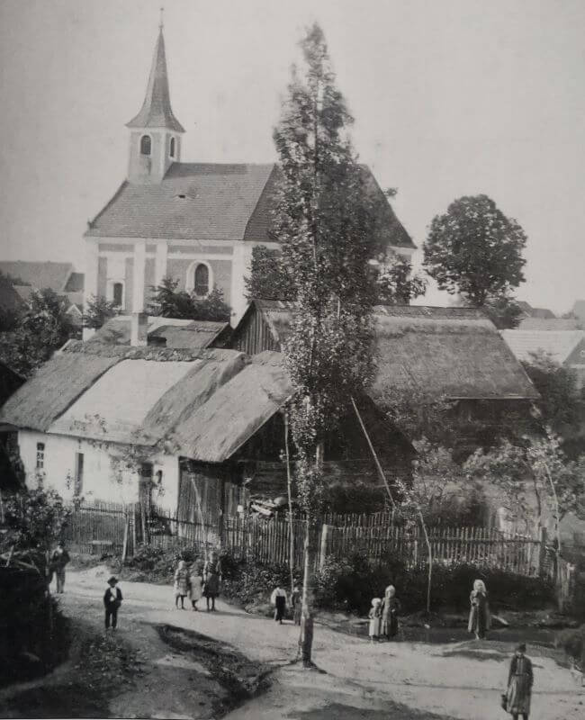 Střed obce s kostelem na fotografii vyhotovené patrně Josefem Tauberem starším