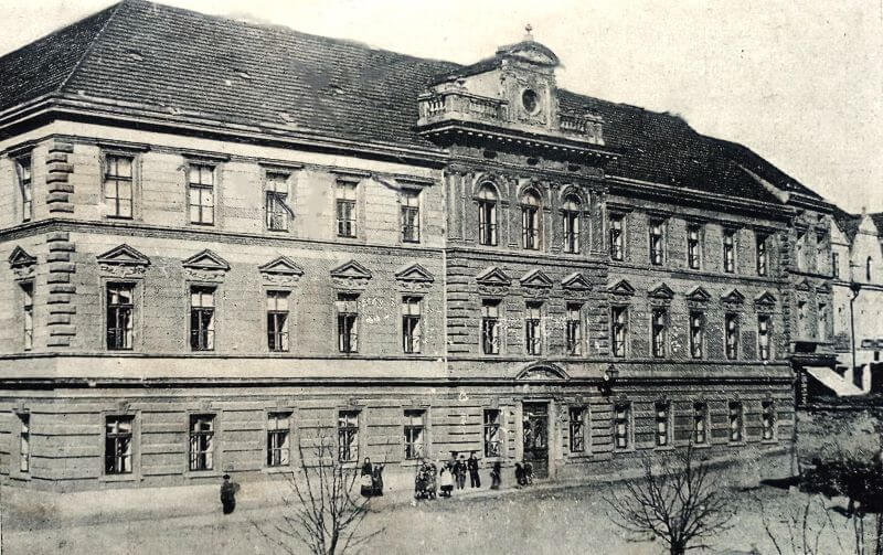 Bývalé gymnázium na Chodském náměstí