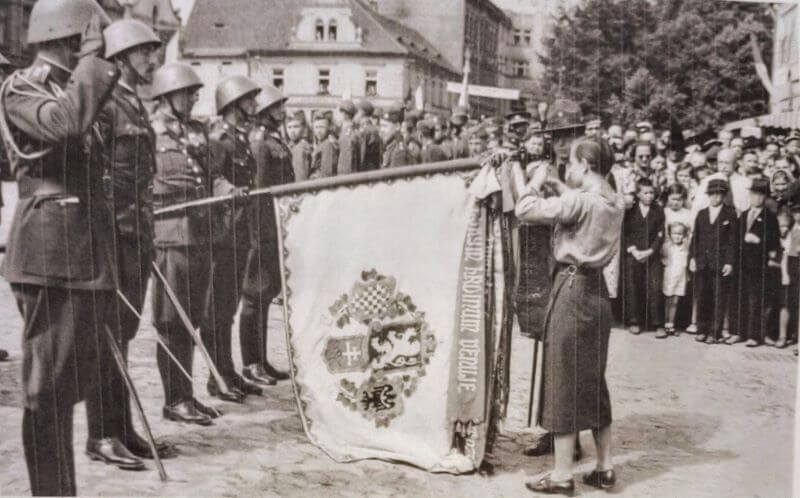 Slavnostní dekorování praporu Sibiřských úderníků na náměstí