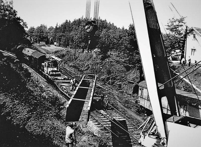 Snesení akvaduktu v roce 1985 železničním jeřábem. 