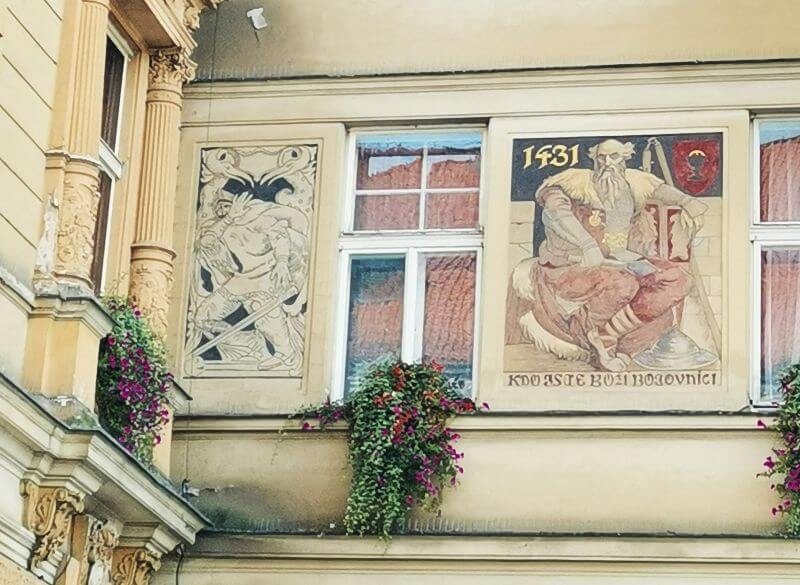 Sgrafito na domě čp.3, který bezprostředně sousedil s radnicí a byl k ní připojen