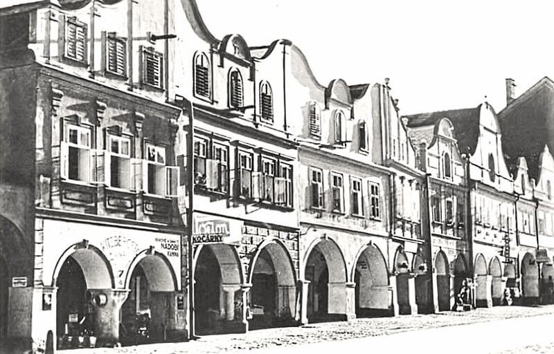 Fronta domů nalevo od radnice