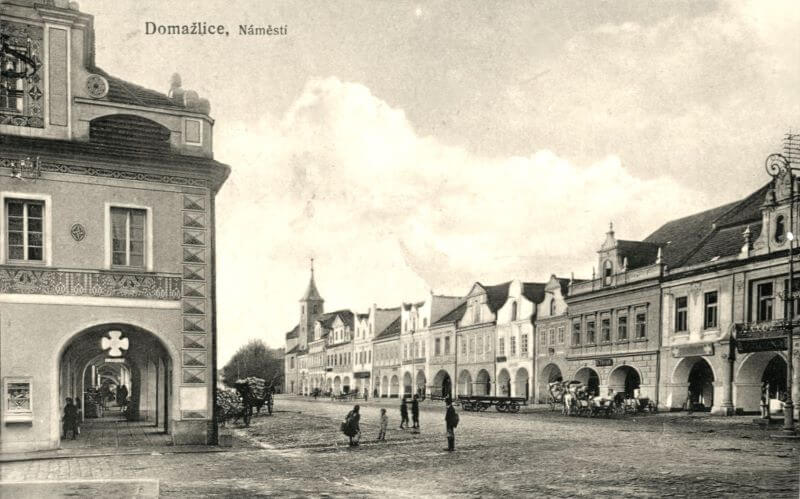 Na fasádě domu vlevo na snímku je zajímavé zdobení, které se do současnosti nedochovalo.