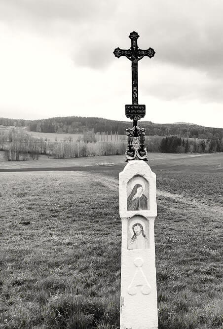 Kovový kříž u silnice ke Stráži (dříve na sloupu byl umístěn sv. Jan Nepomucký)