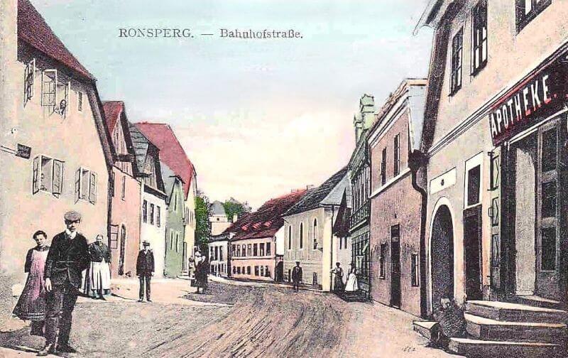 Nádražní ulice, synagoga vpravo v pozadí 