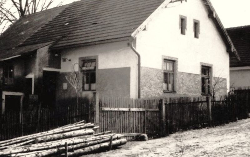 Jeden z domů v obci