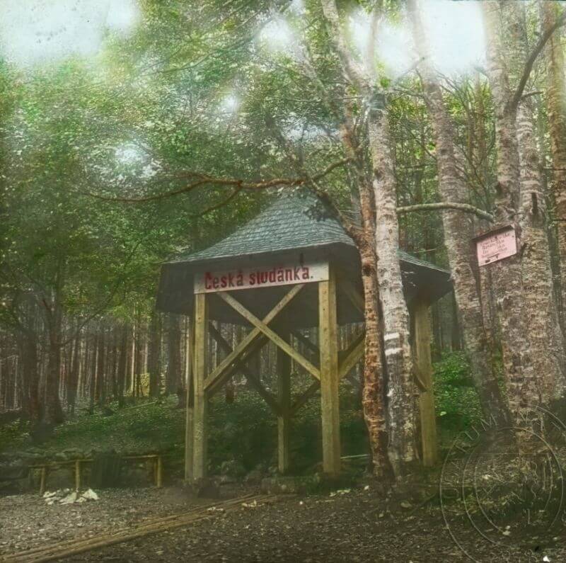 Česká studánka - kolorovaná fotografie