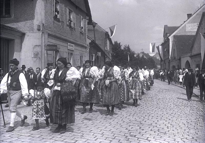 Slavnost - krojovaný průvod v ulici Msgre. Staška