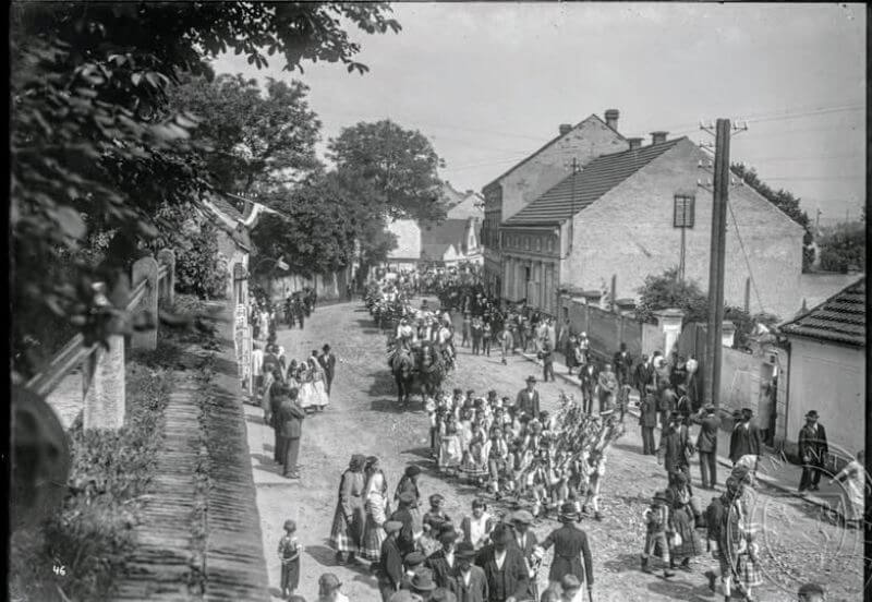 Slavnost - krojovaný průvod v ulici Kozinova