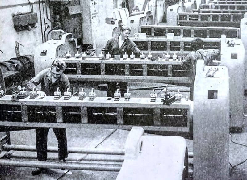 Montáž textilních strojů Arachne, které od roku 1963 vyráběly Kdyňské strojírny
