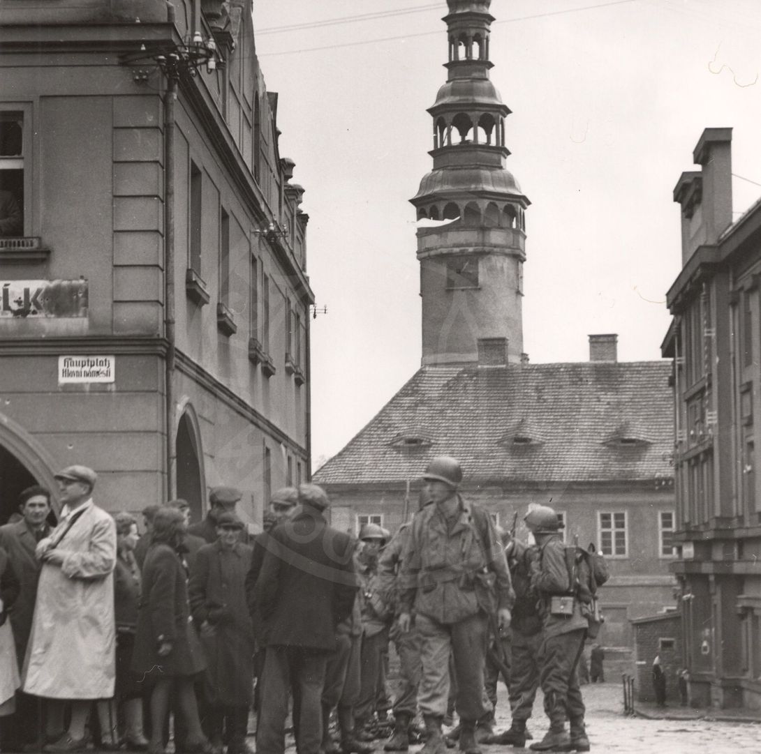 190217-24. Domažlice. Náměstí Míru. U.S. Army. 5. květen 1945. (19)