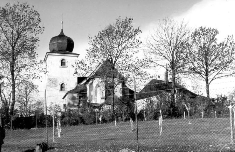 Kostel má půvabně zastřešenou věž