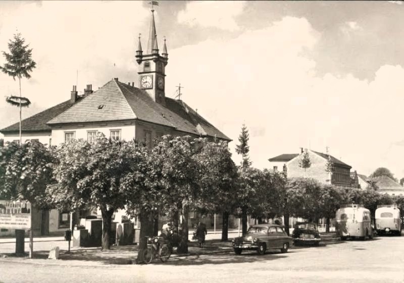 V pozadí radnice