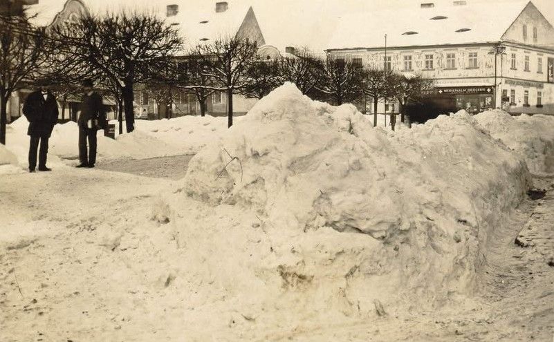 Bohatě zasněžené náměstí