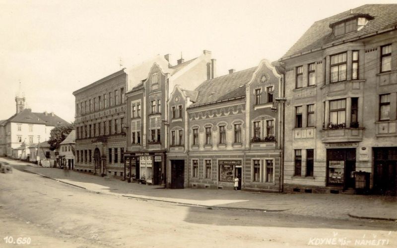 Řada domů směrem k radnici