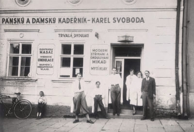 Kadeřnictví bývalo kousek od náměstí směrem k Brnířovu