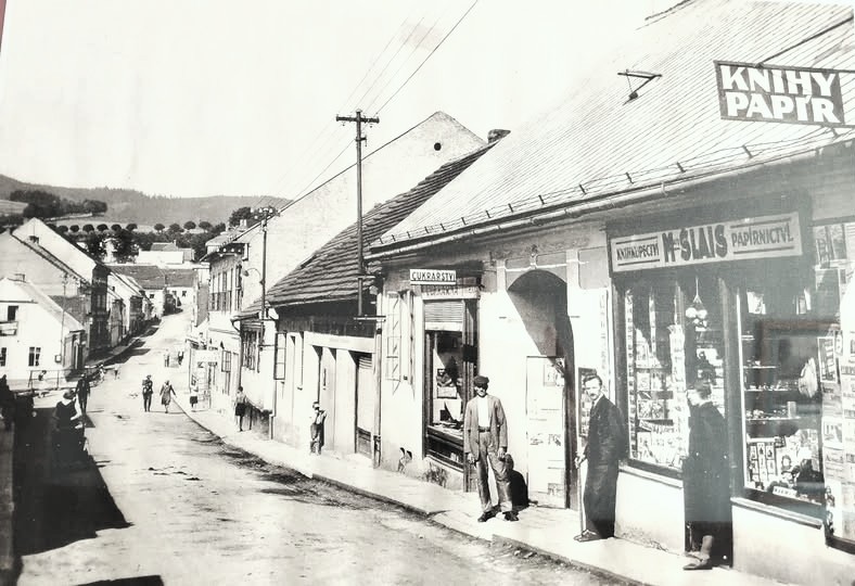 Komenského ulice  - papírnictví a knihkupectví archiváře Matěje Šlaise