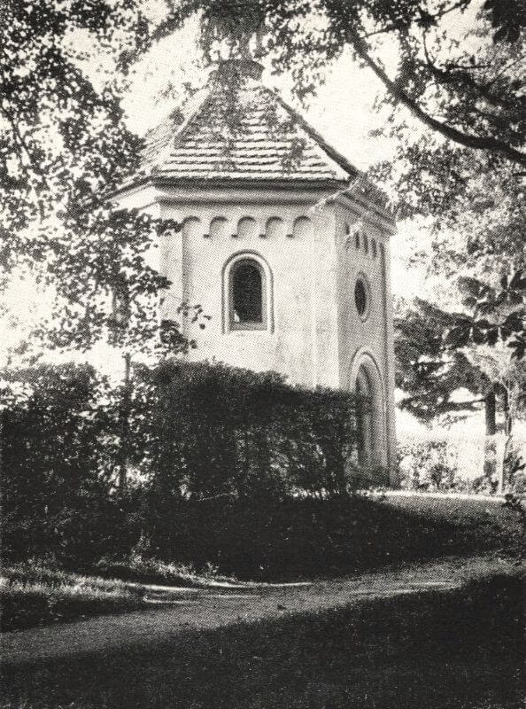 Kaple stojí nad Vavřineckou roklí 