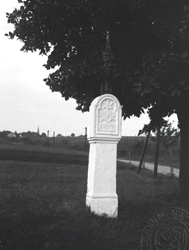 Kamenný sloup a železný kříž u silnice z Mrakova k Smolovu z r. 1844