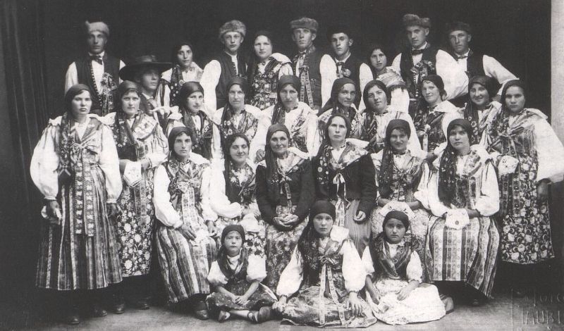 Obyvatelé Postřekova v krojích - "Boudouc a Kapicouc" rodina 