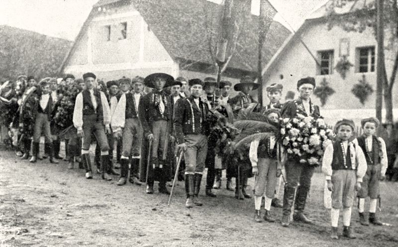 Chodové před rodným domem při pohřbu