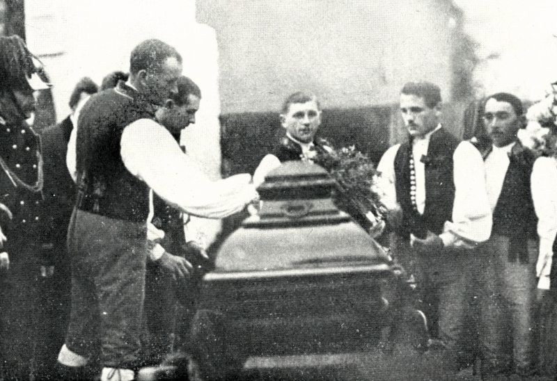 Pohřeb - loučení křížkem na rakev