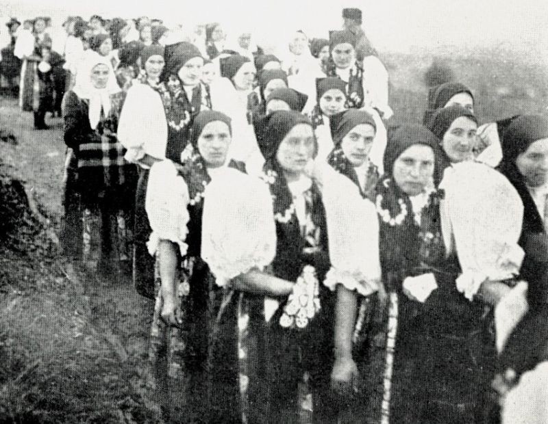 Ženy v krojích na pohřbu
