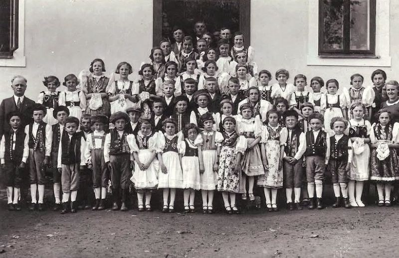 Děti před školní budovou