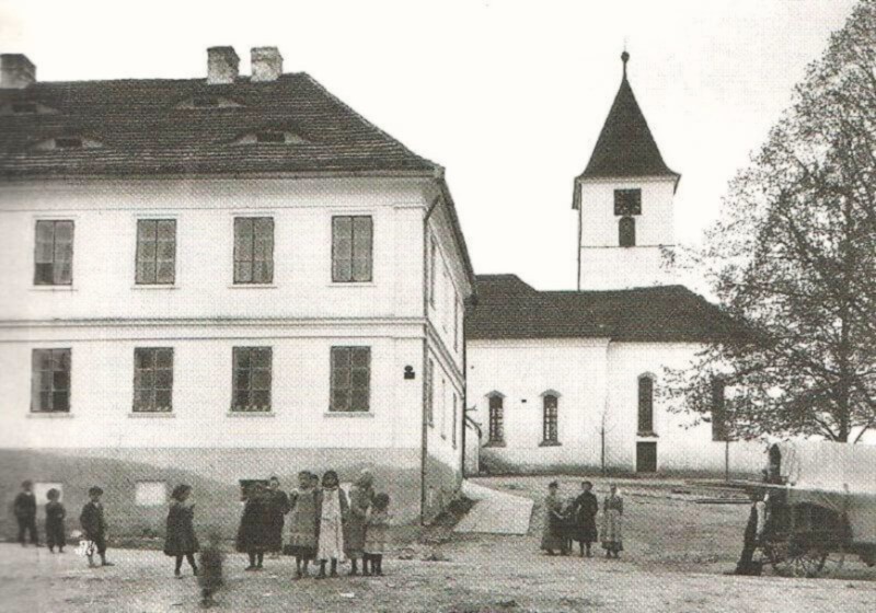 Náměstí s farou a kostelem