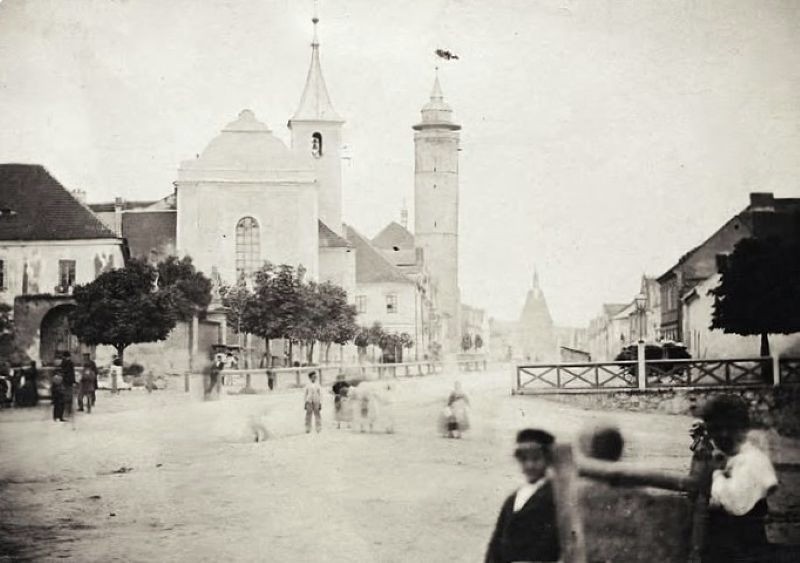 Živé historické náměstí ještě bez nové radniční budovy