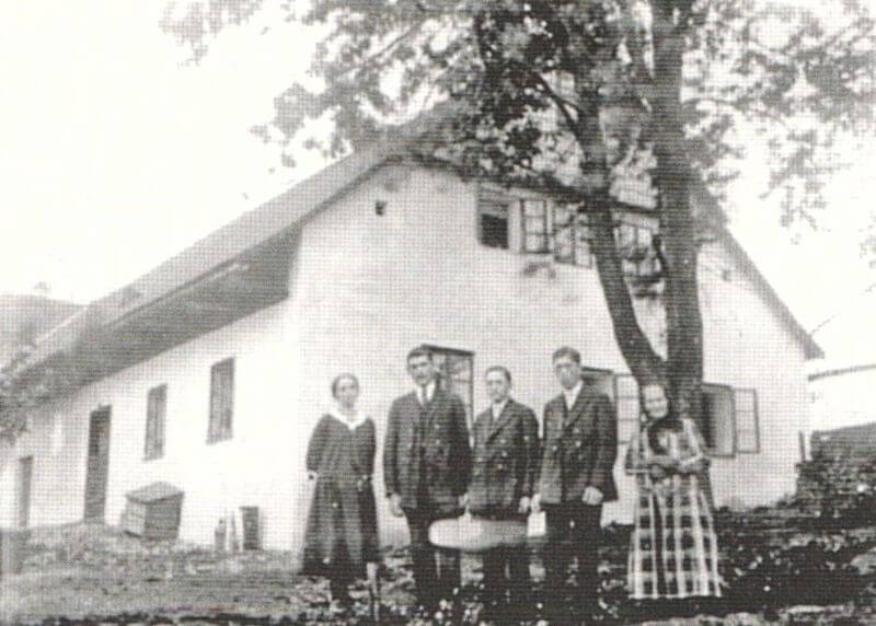 Samota čp. 38 zvaná Schickenhof, byla v majetku rodiny Dietlovy a stála v těsné blízkosti hranice