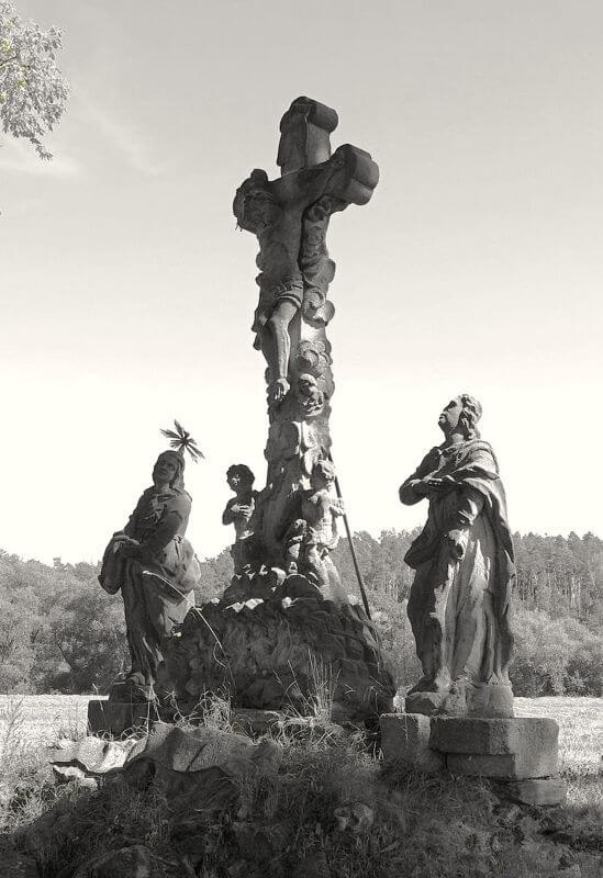 Kalvárie - centrální krucifix doplňují  sochy P. Marie a sv. Jana.